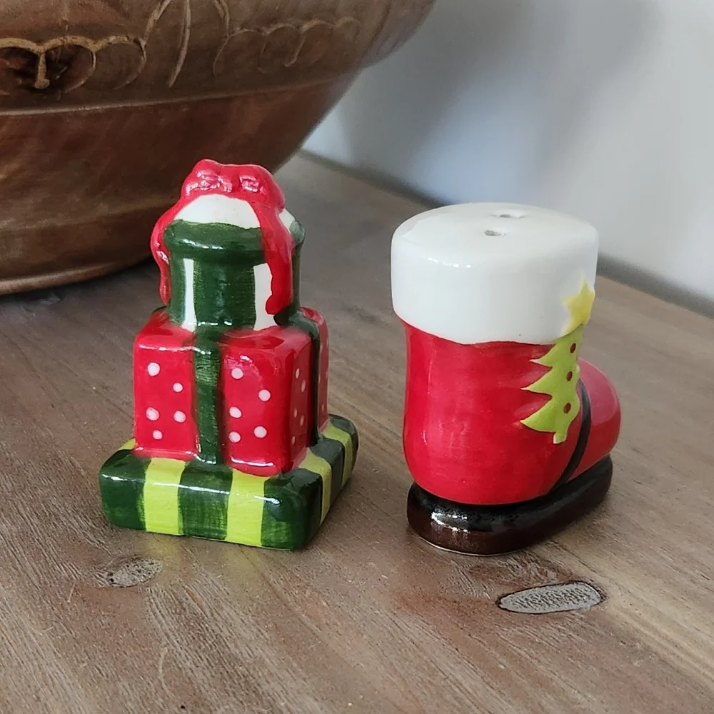 Christmas Ceramic Salt & Pepper Shakers - Santa Boot & Gifts 🎁 NWT